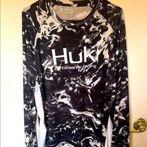 Huk Men's Black and White Performance Fishing Shirt